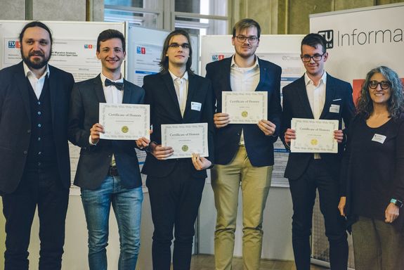 Gruppenfoto der Geehrten mit Urkunden