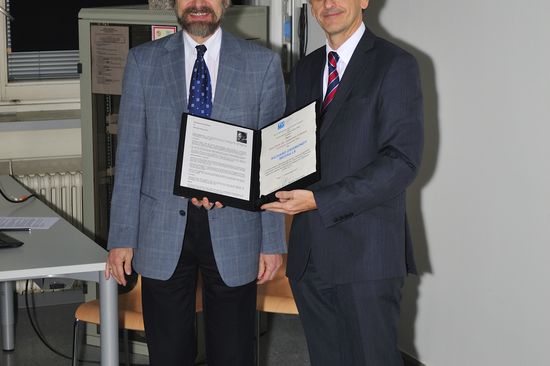 Hohe Auszeichnung: Dekan Danninger mit Vizerektor Fröhlich