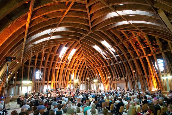 Kuppelsaal at TU Vienna with many seated visitors.