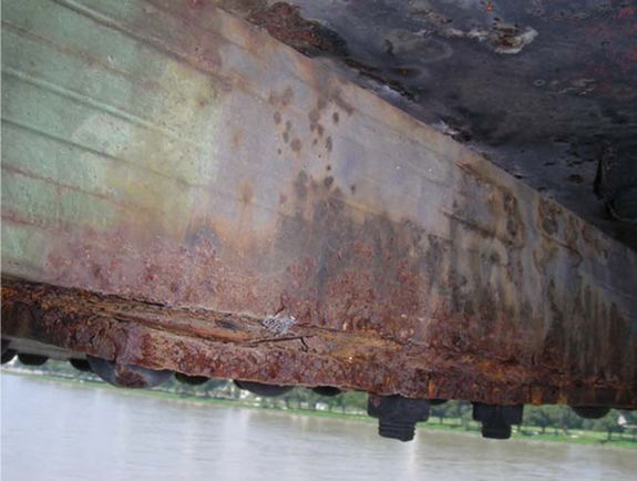 Schwere Rostschäden an der Eisenbahnbrücke (Foto: Stadt Linz)