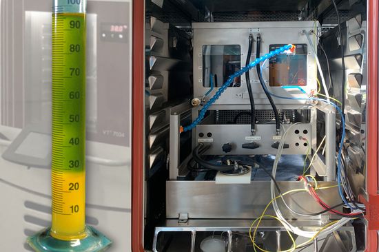Links eine Flüssigkeit, die unten feste Ausflockung zeigt, rechts der Prüfstand mit zahlreichen Kabeln