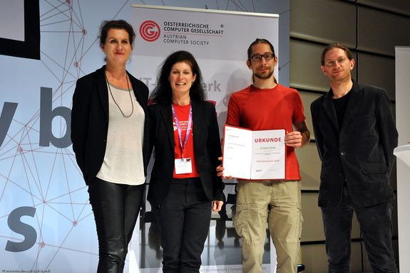 Die aufgezählten Personen freudestrahlend auf der Bühne.