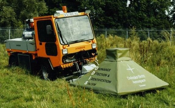 Abb. 4: ODIS ist ein Minensuchfahrzeug (Unimog), an dem speziell entwickelte Sensoren montiert sind. Das ODIS Modul, das vorne am Unimog montiert ist, besteht aus einem Set rotierender Detektoren, das den Umkreis von 1 m scannen kann.