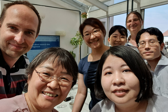 Das Foto zeigt sieben Personen in einem Besprechungsraum. 