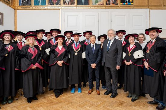Gruppenfoto von TUW-Würdenträger_innen in Talaren mit den Nobelpreisträgern Ferenc Krausz und Anton Zeilinger.