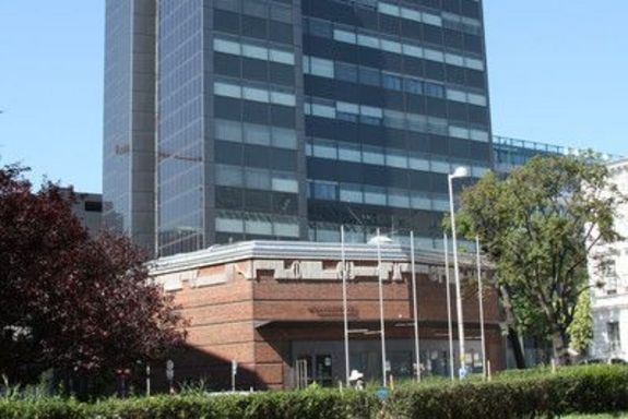 Plus-energy office tower from a distance3