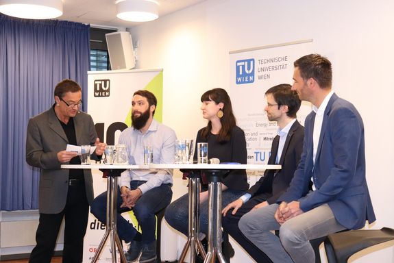 Das Podium und der Moderator von links nach rechts: Norbert Fiala, Christoph Kirchberger, Susanne Kaiser, Alexander Schirrer und Harald Frey