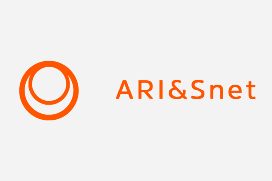 Das Logoschrift ARI & Snet ist im Weiss geschrieben. 