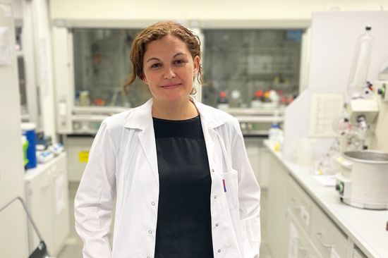 [Translate to English:] Portraitfoto im weißen Mantel im Labor