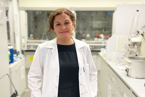 Portraitfoto im weißen Mantel im Labor