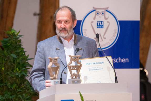 Best Teacher 2018: Christian Edtmaier (in Vertretung entgegen genommen) Christian Edtmaier steht mit seinem Best Teaching Award am Rednerpult
