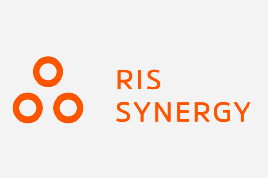 RIS Synergy Logo geschrieben im Orange steht auf weisse Hintergrund.