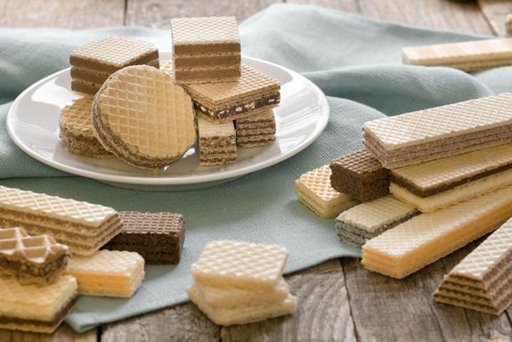 Mehrere Eiswaffeln auf einem Teller und einem Tisch