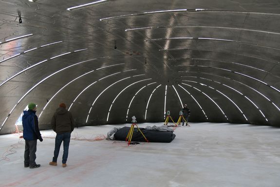 Vermessungsarbeiten im Innenraum der Betonkuppel