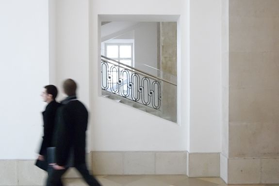 Aula Stiegenaufgang Eingangsbereich, Blick zur Treppe.