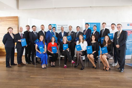 [Translate to English:] Guppenfoto der Alumni