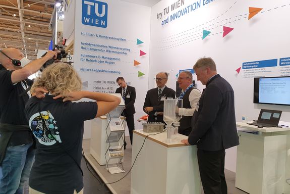Vice Rector Johannes Fröhlich (l.) in an interview with Prof. Dr. Peter Weinberger (m.) and Prof. Dr. Andreas Werner (r.)