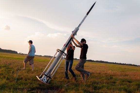 Das Space Team bei Vorbereitungsarbeiten Das Space Team bei Vorbereitungsarbeiten