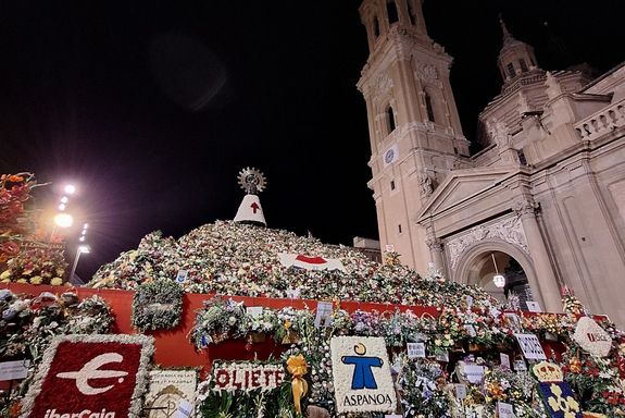 Blumen vor einer Kathedrale