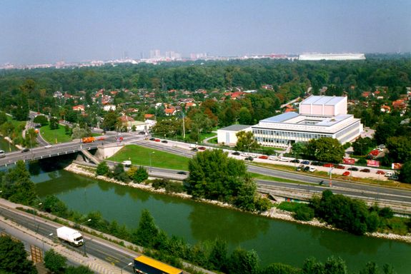 Atominstitut Luftansicht Das Gebäude von oben, es befindet sich in einem grünen Bereich. Vorne ist noch ein Fluss zu sehen.