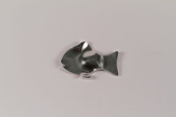 Die Dicke der Metallstücke von verschiedenen Tierformen – von der Giraffe bis zum Fisch – werden so angepasst, dass sich ein ganz bestimmter Ton ergibt, wenn man die Formen anschlägt.