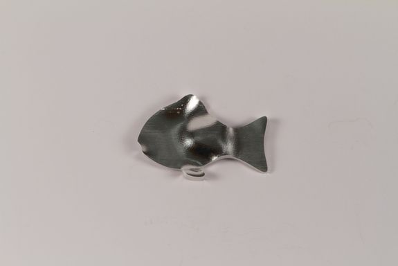 Die Dicke der Metallstücke von verschiedenen Tierformen – von der Giraffe bis zum Fisch – werden so angepasst, dass sich ein ganz bestimmter Ton ergibt, wenn man die Formen anschlägt. Die Dicke der Metallstücke von verschiedenen Tierformen – von der Giraffe bis zum Fisch – werden so angepasst, dass sich ein ganz bestimmter Ton ergibt, wenn man die Formen anschlägt.
