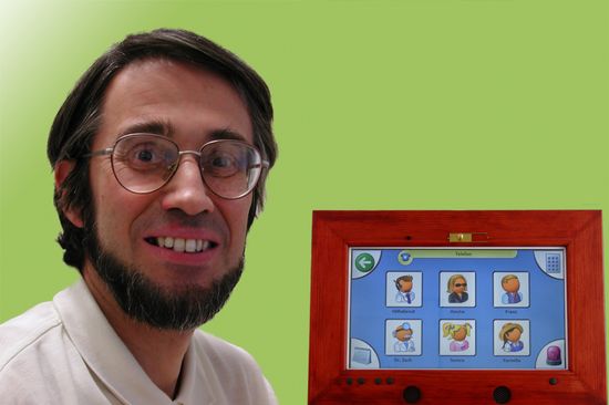 Wolfgang Zagler und sein Team entwickeln Technologie, die Generationen einander näherbringt: Einfach und intuitiv zu bedienen: Ein Fingertippen auf das Foto genügt – ein Telefongespräch wird aufgebaut.