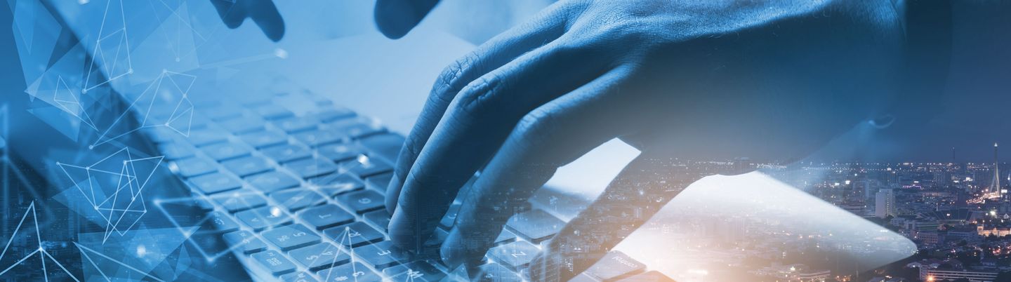 Ein Internet-Technologiekonzept, das eine Hand zeigt, die auf einem Laptop tippt.