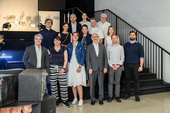 Gruppenfoto Personen stehend innen