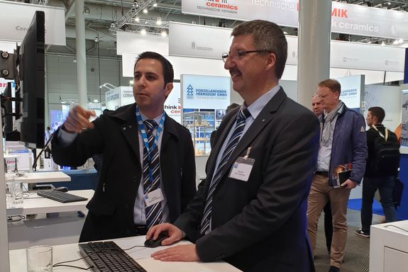 Prof. Dr. Michael Harasek und Dr. Bahram Haddadi Sisakht fröhlich am TU Wien Stand.