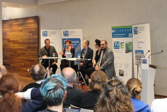 Erneuter Blick auf das Podium, diesmal aus dem Publikum. Von links nach rechts: Norbert Fiala (Moderator), Barbara Oberhauser Anton Friedl, Miriam Unterlass, Marko Mihovilovic