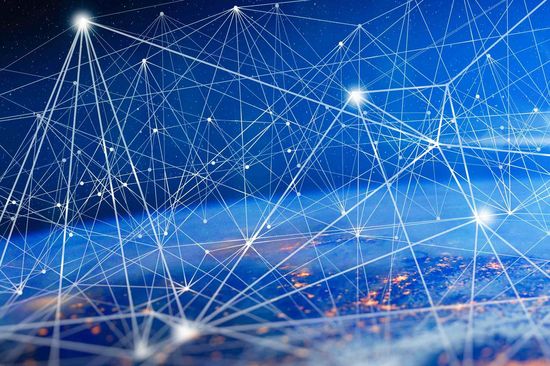 Netz aus Sternen und Lichtern, die durch helle Linien verbunden sind