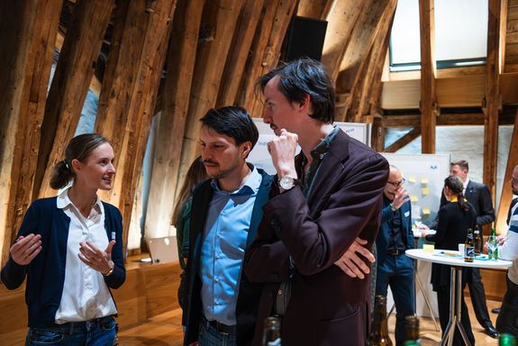 Netzwerken 3 Personen im Gespräch