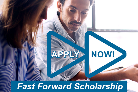 Bewerbung Fast Forward Halbstipendium, 2 Personen sitzend, vorne Frau, hinten Mann