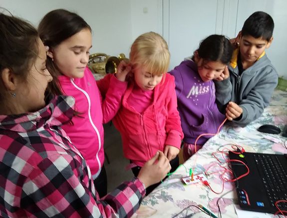 4 Mädchen und ein Bub im Volkschulalter beim interessierten Herumprobieren mit einer SOLE-Box zum Selbstlernen.