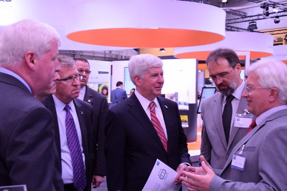 TU Wien @ HM2018 _ v.l.n.r.: Kevin T. Kerrigan (Senior Vice President Michigan Automotive Office), Jeff Mason (CEO Michigan Economic Development Corporation), Rick Snyder (Gouverneur von Michigan), Peter Heimerl (TU-Forschungsmarketing), TU-Professor Manfred Schrödl