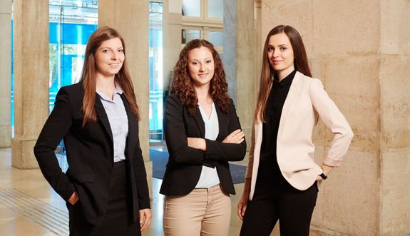 Gewinnerinnen des VERBUND-Frauenstipendiums 2016: Johanna Grames, Sophie Rain, Gabrijela Kvasina (v.l.n.r.) Gewinnerinnen des VERBUND-Frauenstipendiums 2016: Johanna Grames, Sophie Rain, Gabrijela Kvasina (v.l.n.r.)
