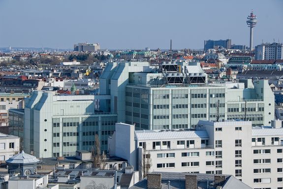 Luftaufnahme Freihaus groß Eine Luftaufnahme: obere Teil der Fassade ist zu sehen. Der Bau besteht aus mehrere Teilen, die unterschiedliche Höhe besitzen.