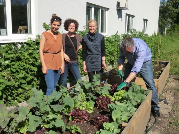 Das Team mit einem der Hochbeete – eine reiche Ernte zeichnet sich ab. Das Team mit einem der Hochbeete – eine reiche Ernte zeichnet sich ab.