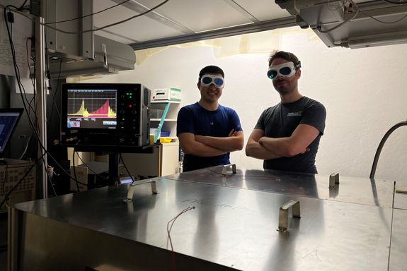 zwei Personen im Labor