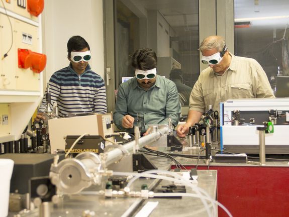 Letzte Feinjustage für die Bearbeitung einer Oberfläche mit sub-10fs Laserstrahlung.