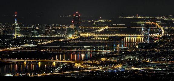 Wiens beleuchtete Straßen bei Nacht