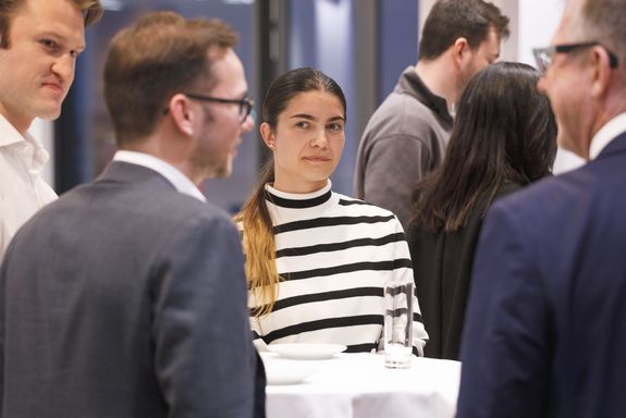 Studierende stehen zusammen und unterhalten sich 