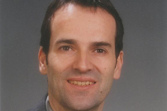 Hartmut Abele portrait photo of Hertmut Abele on the dark grey background