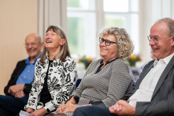 Gruppenfoto mit Künstlerin Lisl Spurny-Schwarzmüller, Sabine Seidler