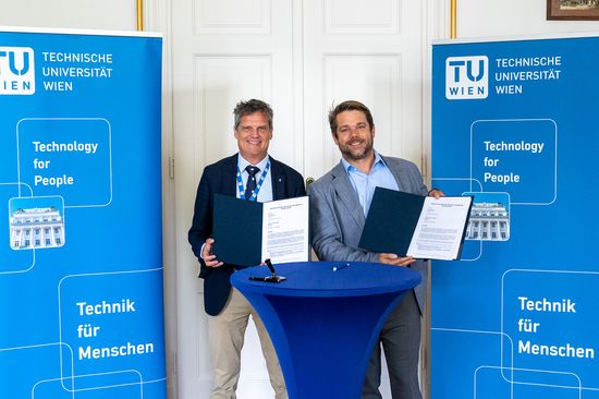 Partnerschaft in Forschung und Entwicklung: STRABAG-CEO Klemens Haselsteiner und TU-Wien-Rektor Jens Schneider unterzeichneten am Freitag, 6.9.2024, eine umfassende, interdisziplinär angelegte Kooperationsvereinbarung mit fünfjähriger Laufzeit.