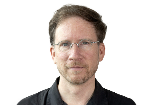 Porträtbild von Philipp R.W Urech vor weißem Hintergrund