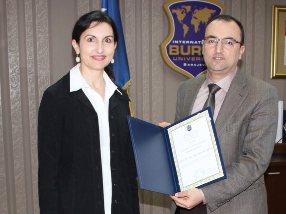 Azra Korjenic und Rektor Teoman Duman Azra Korjenic und Rektor Teoman Duman