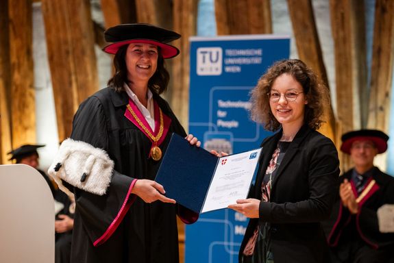 Übergabe Diplom Jasmin Gründling-Riener, Vizerektorin Lehre, und Lara Maltrovsky