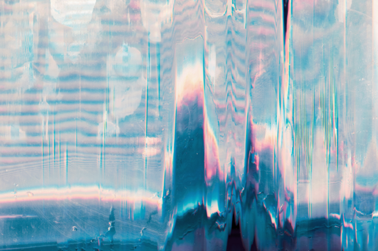 Holografischer Hintergrund. Glitch-Fehler. Pastellrosa blaues Farbverlaufsrauschen auf zerkratztem Bildschirm.